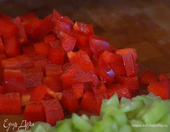 Сладкий перец, удалив семена, мелко порезать.