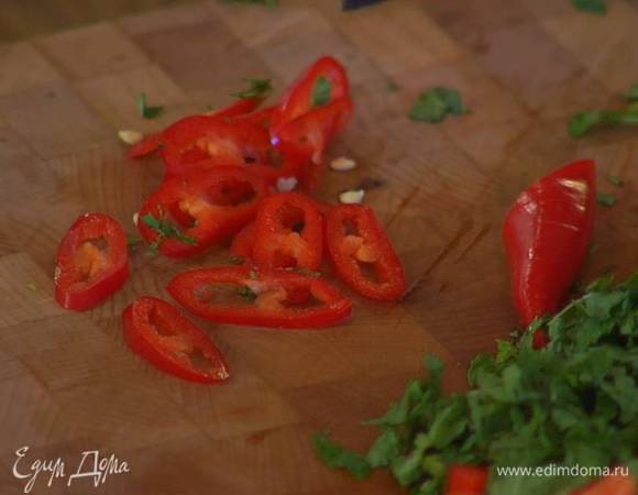 Перец чили нарезать тонкими колечками.