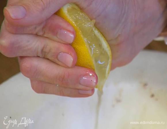 Из половинки лимона выжать сок.