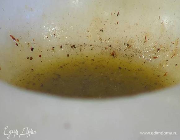 Приготовить заправку: соединить лимонный сок и 3‒4 ст. ложки оливкового масла Extra Virgin, посолить, поперчить и перемешать.