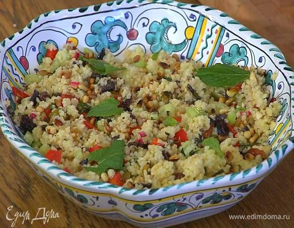 Кускус с овощами и орехами полить заправкой, перемешать и выложить на блюдо, посыпать кедровыми орехами, полить оставшимся оливковым маслом Extra Virgin и украсить оставшимися листьями мяты.