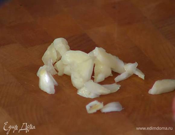 Чеснок почистить и мелко порубить.
