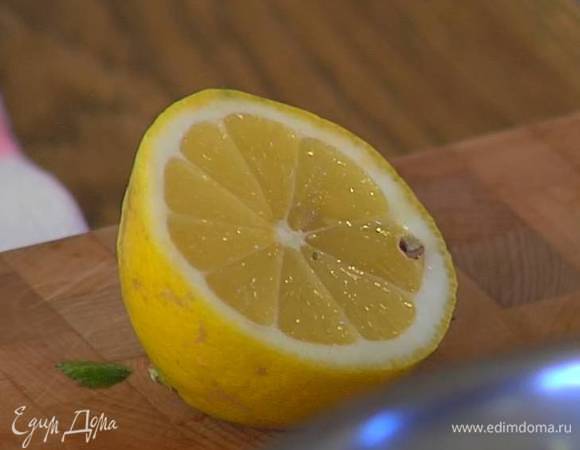 Из половинки лимона выжать 1 ст. ложку сока.