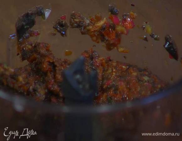 Приготовить начинку: оливки и вяленые помидоры соединить с листьями тимьяна и чесноком, посолить, поперчить, влить 2 ст. ложки оливкового масла Extra Virgin, лимонный сок и взбить все в блендере.