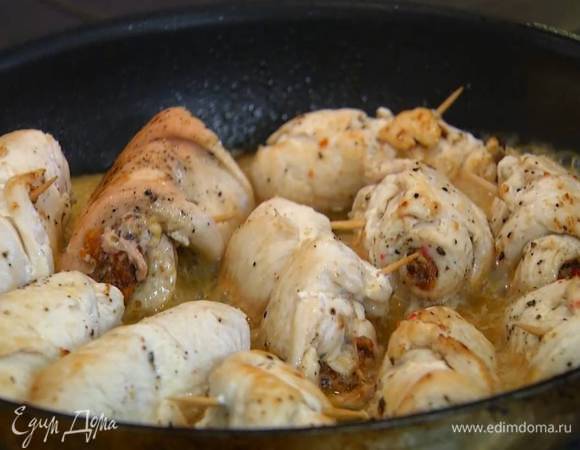 Когда рулетики обжарятся со всех сторон, влить белое вино, дать алкоголю немного выпариться, затем уменьшить огонь, накрыть сковороду крышкой и томить 18‒20 минут.