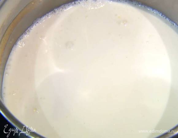 Молоко и сливки влить в кастрюлю и прогревать до появления первых пузырьков, но не кипятить.