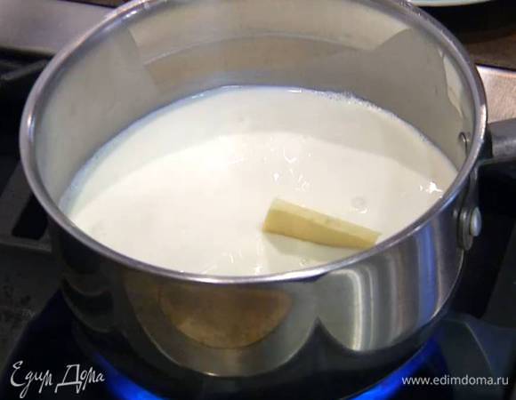 Белый шоколад поломать небольшими кусочками, добавить в молоко со сливками и, помешивая, прогревать еще 1‒2 минуты, чтобы шоколад полностью растопился, затем снять с огня.