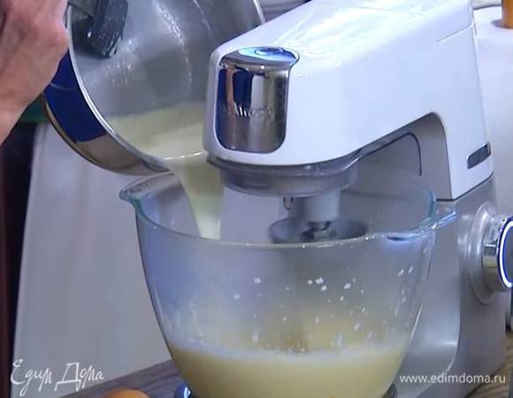 Желтки с сахаром взбить в комбайне насадкой-венчиком, затем, не выключая комбайна, тонкой струйкой влить молочную массу и взбить еще немного.