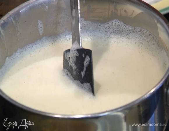 Перелить массу обратно в кастрюлю и, непрерывно помешивая и не давая закипеть, прогревать на среднем огне 2‒3 минуты, пока масса не заварится, затем снять с огня и продолжать вымешивать еще несколько минут.