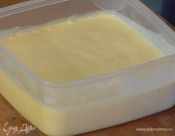 Заваренную массу остудить, затем перелить в пластиковый контейнер и отправить в морозильник. Каждый час перемешивать, чтобы мороженое застыло равномерно.