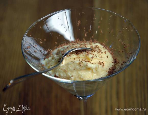 Черный шоколад натереть на мелкой терке и украсить шарики застывшего мороженого.