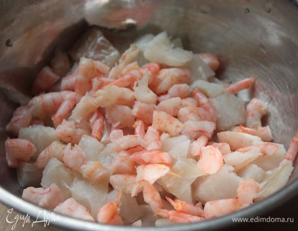 Итак, первым делом очищаем креветки ТМ «Магуро», нарезаем их и  рыбное филе совсем небольшими кусочками. Сбрызгиваем небольшим количеством лимонного сока и оставляем буквально немного промариноваться (10-15 минут, не больше).