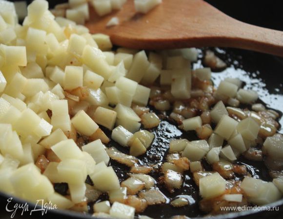 Овощи также очищаем и нарезаем мелким кубиком, размером не больше 1х1 см. Лук рекомендую нарезать еще мельче, если не хотите, чтобы он чувствовался. Растопите на сковороде сливочное масло и обжарьте лук до прозрачности. После чего отправьте вместе с ним обжариваться картошку.