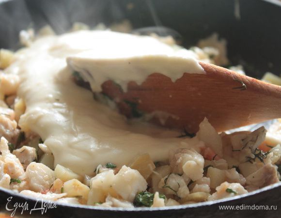 На другой сковороде приготовьте соус: растопите сливочное масло и быстро обжарьте в нем муку. Влейте теплое молоко и, тщательно мешая (я обычно использую венчик), доведите соус до густоты. Залейте получившимся соусом начинку, посолите по вкусу и перемешайте до однородности. И отправьте в холодильник охлаждаться. Соус еще больше загустеет, и будет удобнее начинять пирожки.