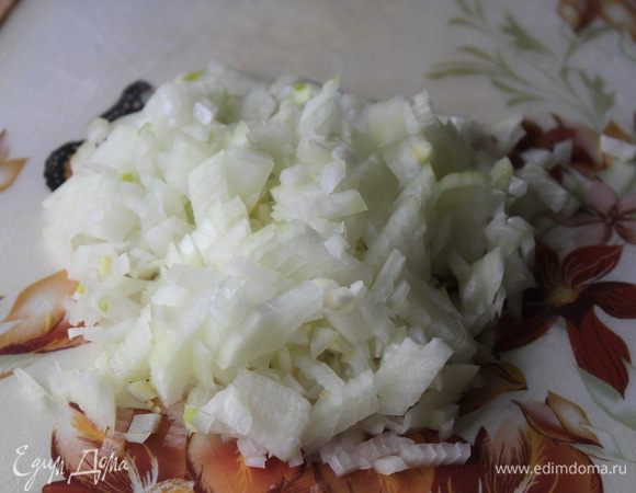 Мелко нашинкуйте лук.