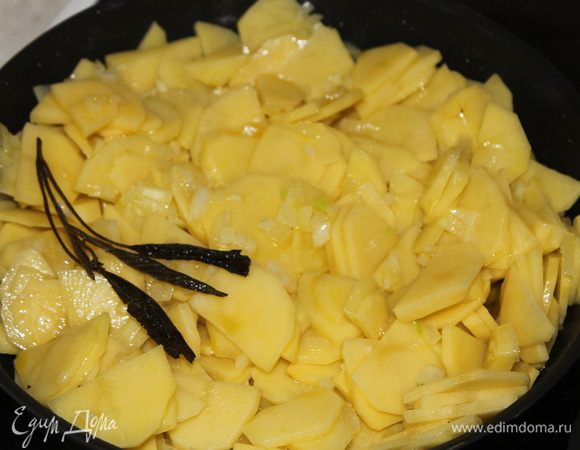 В горячее масло погрузите картофель вместе с луком и, периодически мешая, тушите в масле до готовности картофеля.