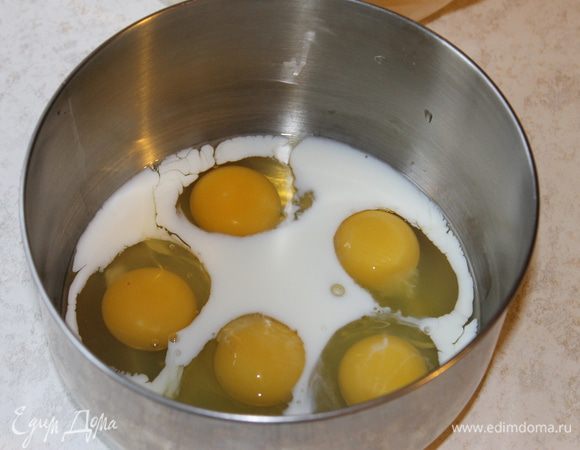 Яйца разболтайте вместе с молоком до однородного состояния, не взбивая.