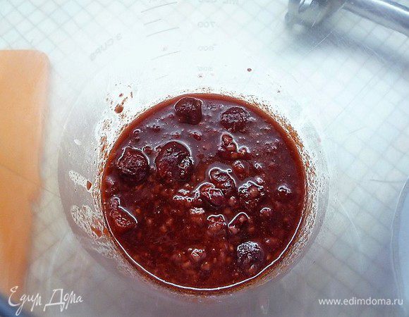 Затем переливаем все в чашу блендера.