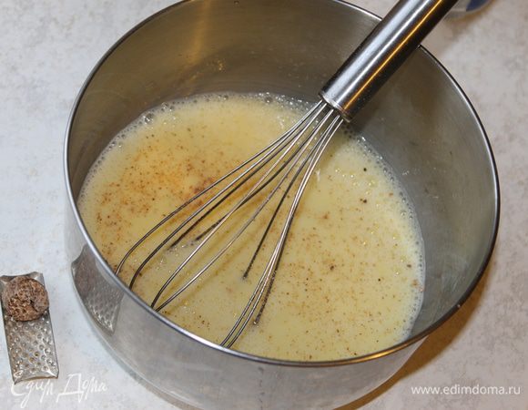 Добавьте в яичную смесь мускатный орех и немного соли.