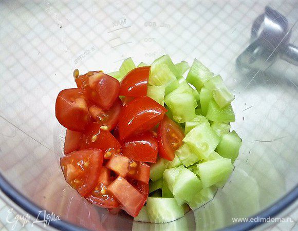 Помидоры и огурцы нарезаем небольшими кубиками и добавляем в чашу блендера.