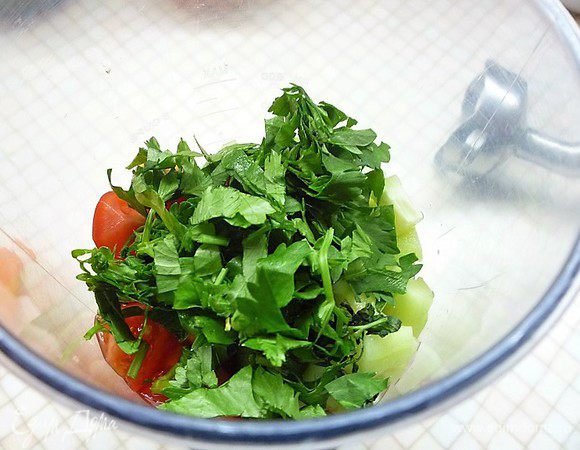 Сельдерей, базилик и мяту мелко рубим и также добавляем в чашу блендера.