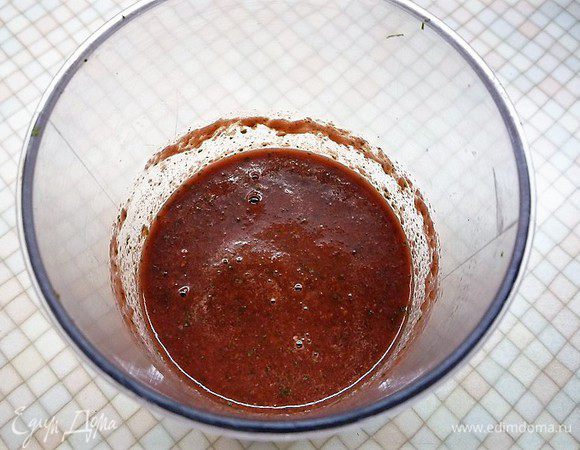 Взбиваем все до однородности, добавляем 1 ч. л. белого винного уксуса, солим и перчим по вкусу. Даем супу остыть в холодильнике.