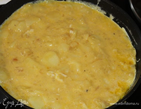 Поджарьте омлет в течение 2 минут с одной стороны, но старайтесь подобрать температуру так, чтобы омлет не пригорел и в то же время быстро прожарился.