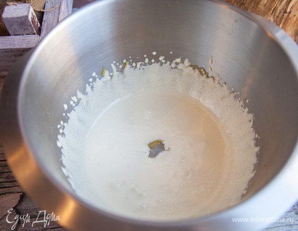 Желтки, сахар и кукурузную муку взбиваем до получения пушистой массы. 