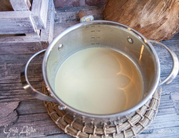 Смесь процеживаем через сито.