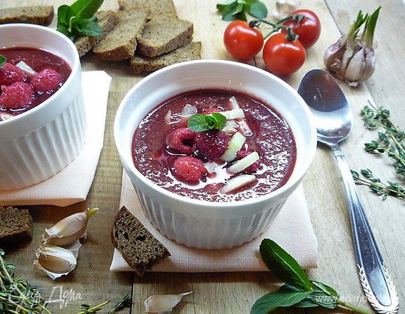 Подаем на стол, украсив соломкой из огурца, мятой, ягодами малины и свежим тимьяном.