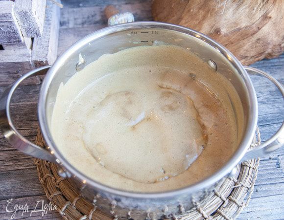 Вливаем тонкой струйкой в молоко желтковую смесь и постоянно помешиваем до загустения.