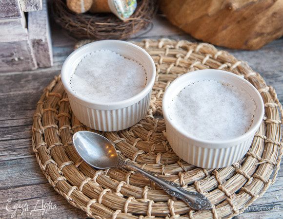 Накрываем рамекины бумагой для выпечки и ставим в холодильник не менее, чем на 5 часов.