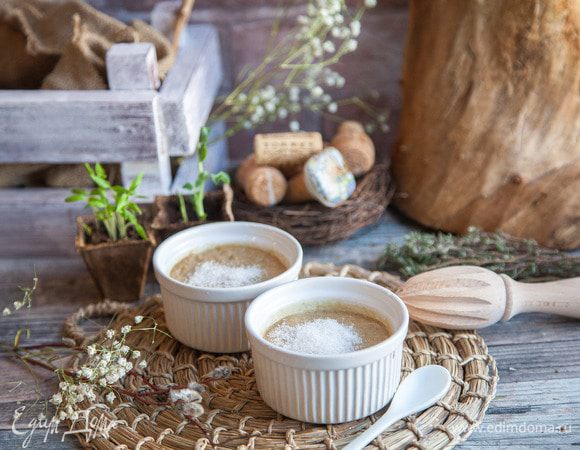 Перед подачей каждую креманку посыпаем 1 столовой ложкой сахара.
