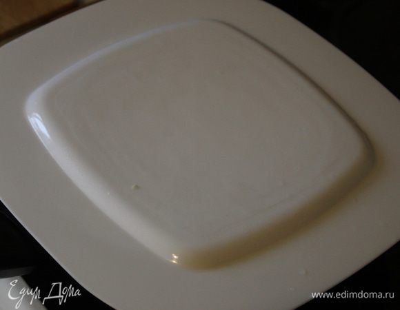 Теперь результат вашей тортильи исключительно зависит от ловкости и сноровки ваших рук. Накрываете сковороду большой тарелкой или такой же по размеру сковородой и очень уверенно и точно переворачиваете омлет на другую сторону. 