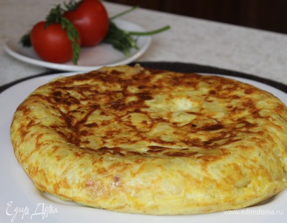 Если вы перевернули омлет на тарелку, тогда вам придется еще раз вернуть его с тарелки в сковороду, и обжарить до готовности. 
Долго не жарьте тортилью, она должна остаться сочной внутри. Если вы разрезали ее на кусочки и изнутри вытекает яичная смесь, вы все сделали правильно. 