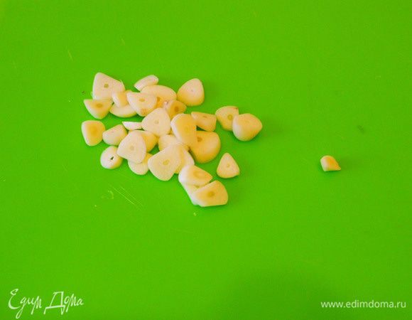 Почистить чеснок. Нарезать четыре зубчика чеснока пластинками. Два зубчика чеснока пригодятся в дальнейшем.