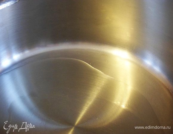 В кастрюлю налить 3 столовые ложки оливкового масла. Поставить кастрюлю на средний огонь.