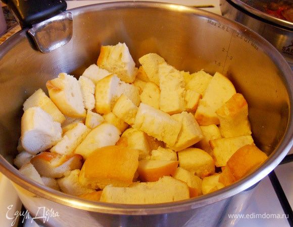 Затем в кастрюлю добавить ломтики хлеба.