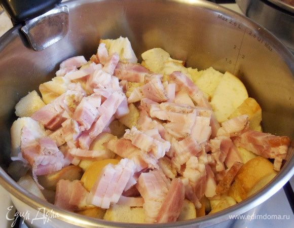 Затем — кусочки хамона (бекона).