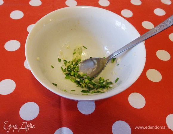 Два оставшихся зубчика чеснока растереть с зеленью петрушки и солью. Добавить в бульон.