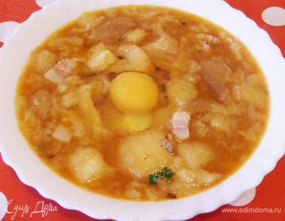 Разлить суп в тарелки. Осторожно разбить в тарелку яйцо.