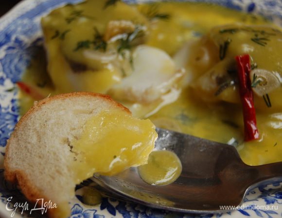 Соус такой нежный, легкий и вкусный, что требуется кусочек хлебушка, чтобы собрать его с тарелки!