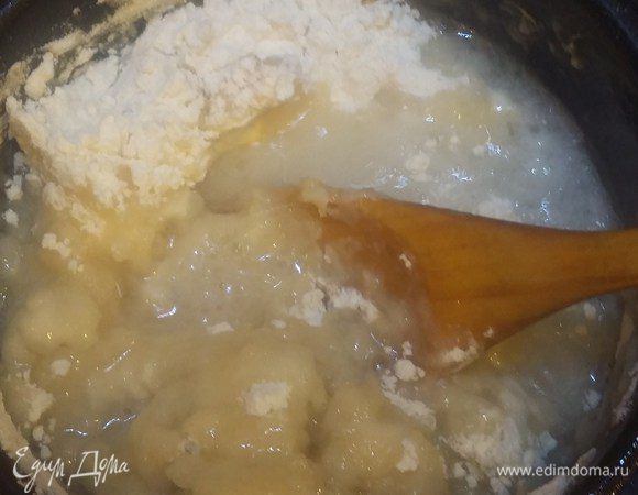 Приготовим заварное тесто: стакан воды вскипятить с оливковым маслом и солью. Просеять на лист бумаги муки. Разом всыпать в кипящую воду. Размешивать 1 минуту на включенной плите. Затем снять и вымешивать несколько минут. Дать слегка остыть и по очереди ввести 3 яйца, каждый раз хорошо перемешивая. Тесто должно сходить с лопатки «лентой».