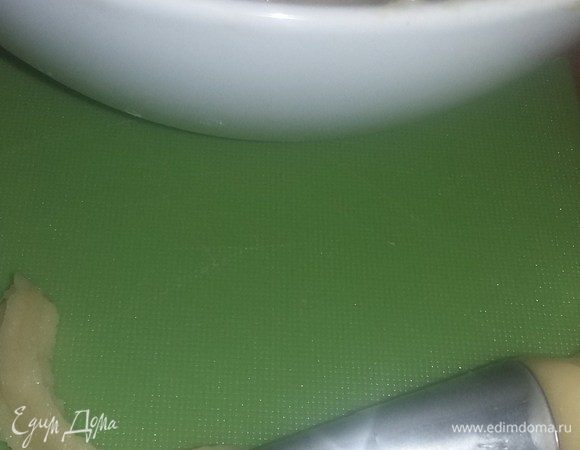 Разогреть масло для фритюра до 140°С. Переложить тесто в кондитерский мешок. Легче всего отрезать ножницами колбаски. Обжаривать во фритюре по 1-2 минуты. Выкладывать на бумажное полотенце. 