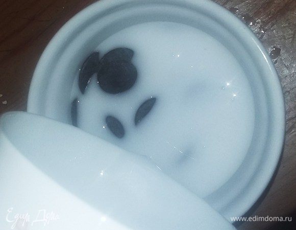 Для приготовления шоколадного соуса нагреть хорошо сливки с базиликом. Сливки можно заменить кокосовым молоком. Дать постоять 5 минут, вынуть зелень и через ситечко вылить теплые сливки на мелко порезанный шоколад. Пробить блендером до блестящей текстуры.