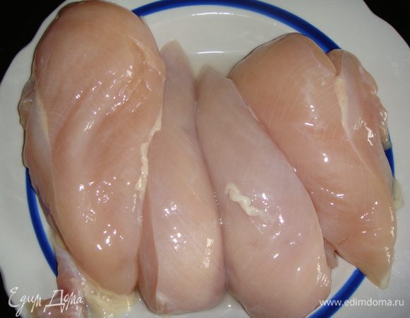 Куриное филе помыть и обсушить бумажным полотенцем.