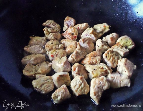 Филе нарезать кубиками. Замариновать в соусе со специями и оставить в холодильнике, можно на ночь. Мы потом жарим партиями.