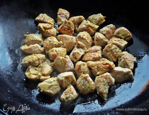 Разогреть в воке масло виноградных косточек.