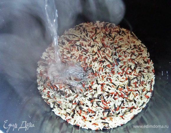 Залить в мультиварке рис водой с солью.