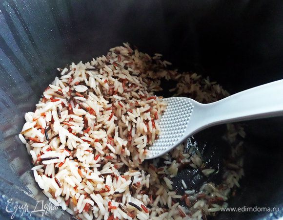 Рис варился на программе «Рис» 20 минут, затем я оставляю на подогреве до того, как накрыть стол. Можно добавить немного оливкового масла.